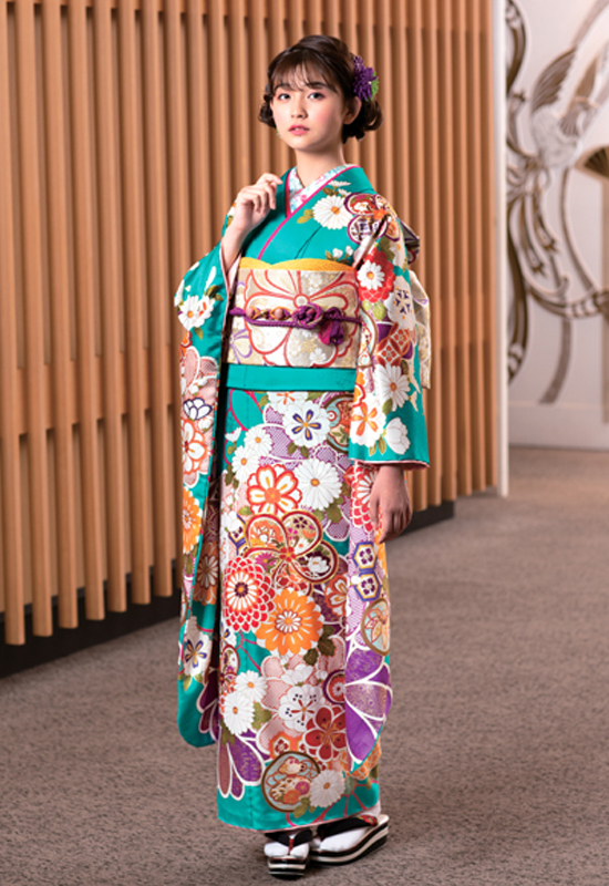 和花薫り立つ、古典柄の気品。