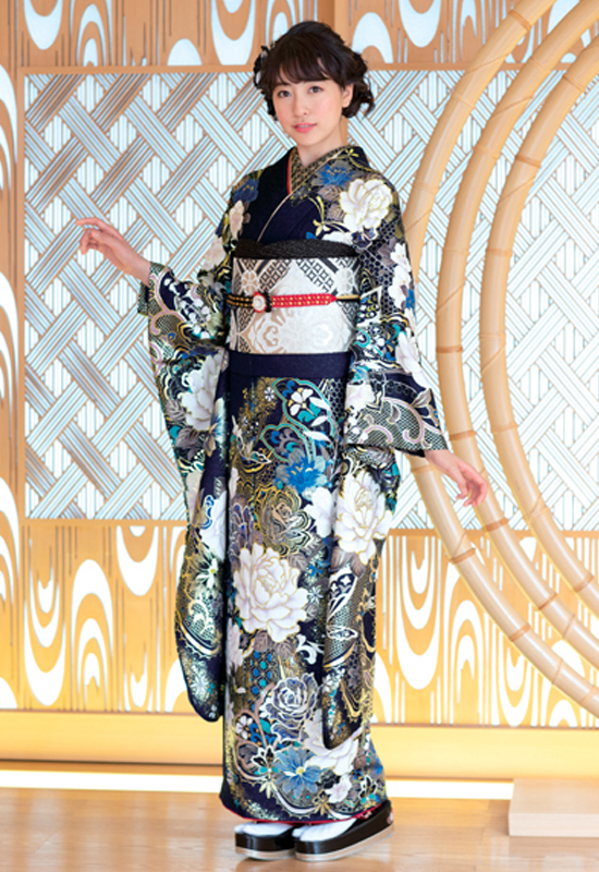 紺地を彩る金銀の洋花で大人っぽくクールに。