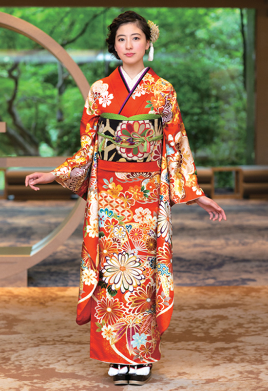 あざやかな朱の地色に、四季の花が咲く。