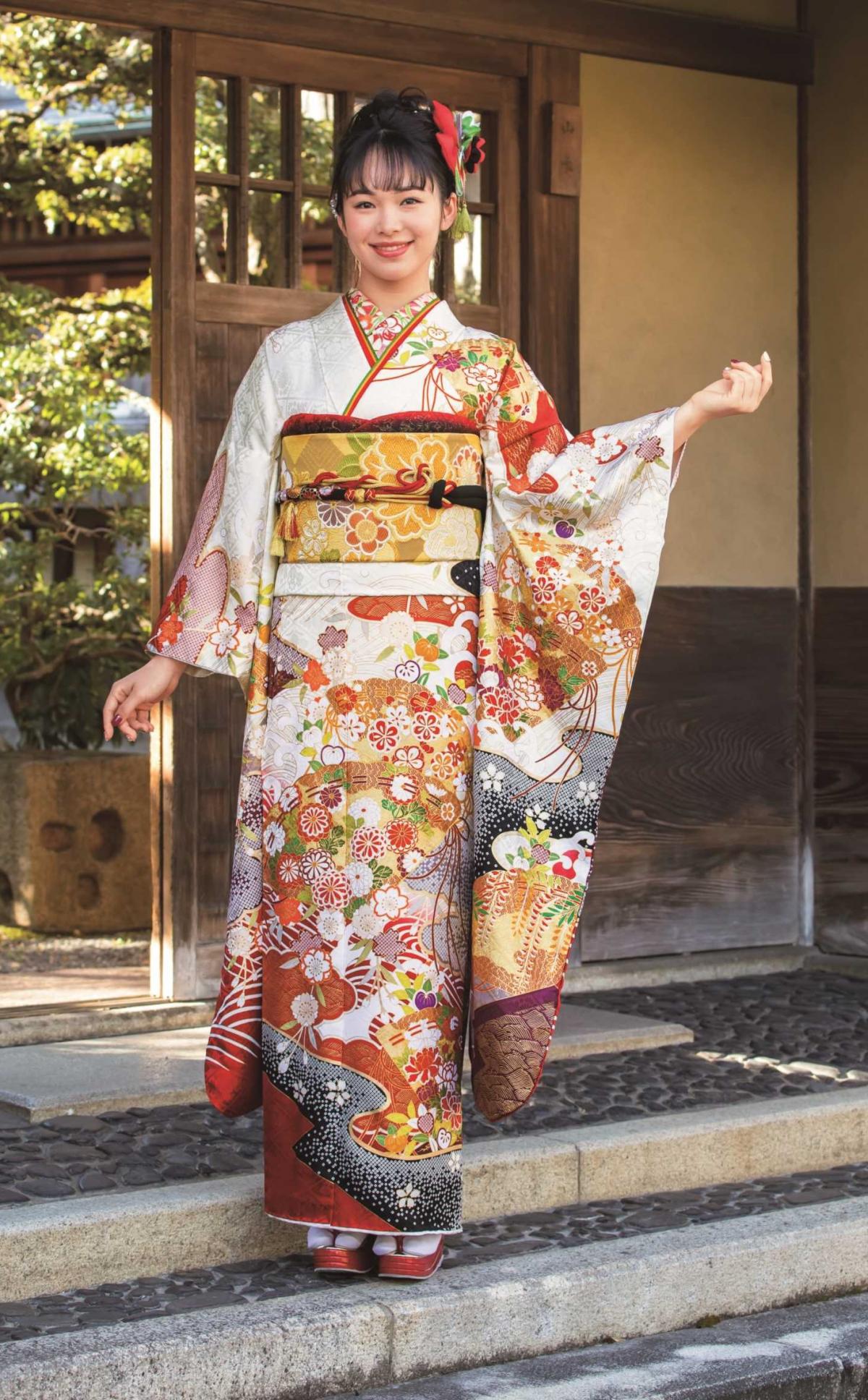 扇面の中で咲き誇る抒情的な菊たち