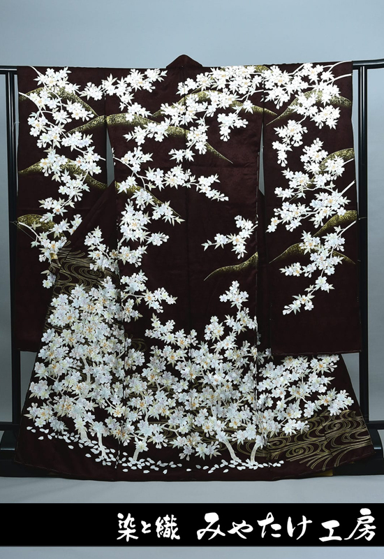 総刺繍の振袖｜流水に色彩桜-焦げ茶