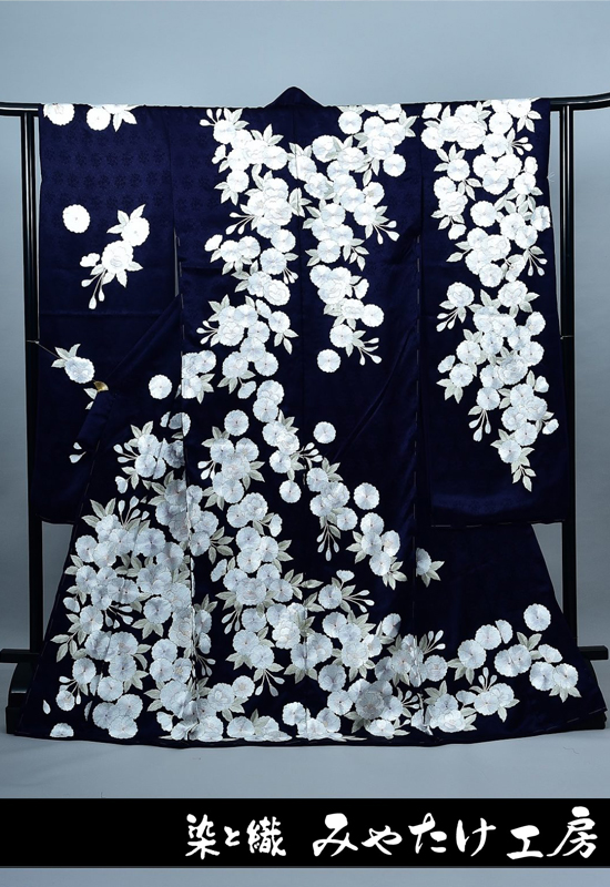 総刺繍の振袖｜八重桜-濃紺