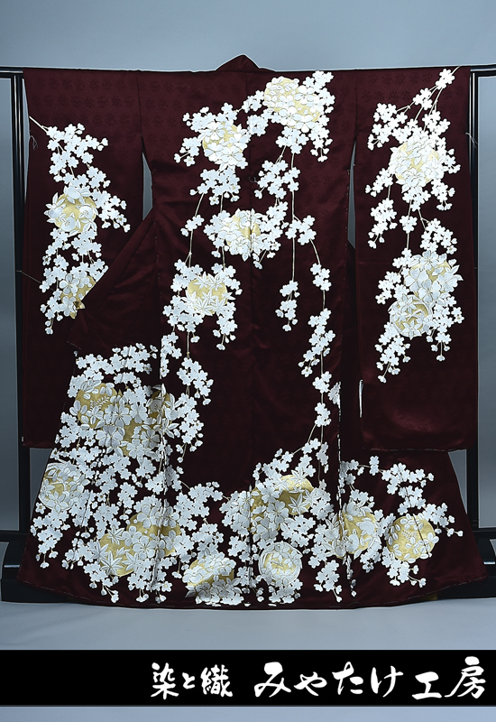 総刺繍の振袖｜四季花尽くし-焦げ茶