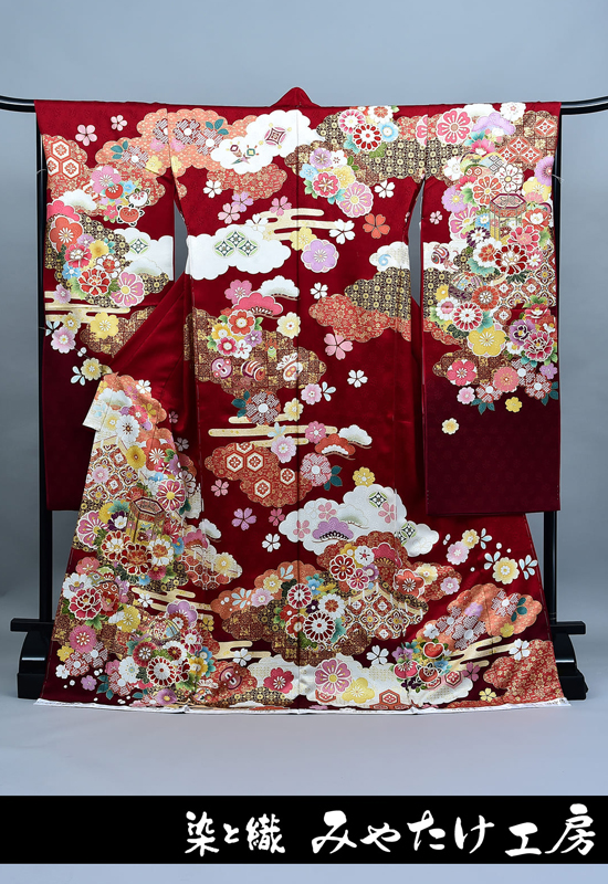 吉澤友禅の振袖｜雲取りに貝桶と鞠文様