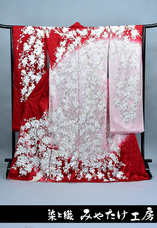 総刺繍の振袖｜しだれ桜-赤染分け